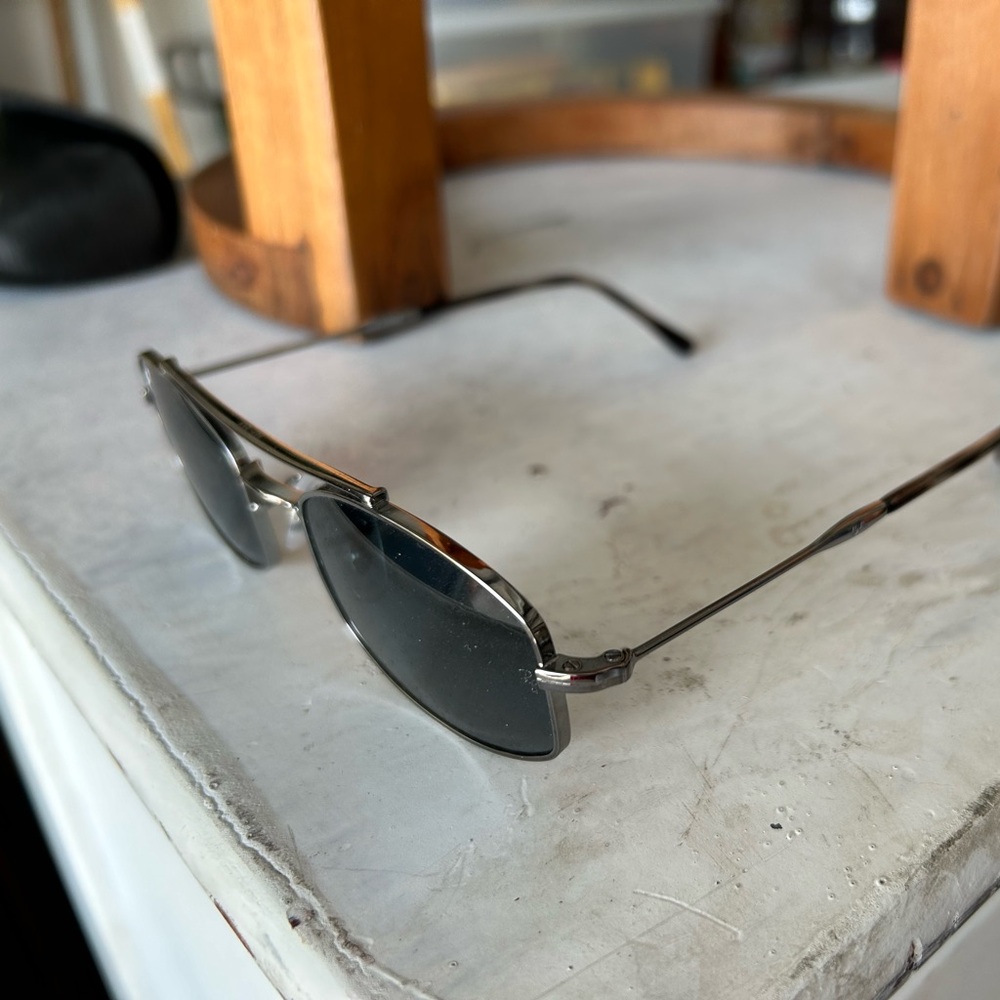 Ray-Ban RB-3719
Metal frame with gunmetal lenses polarized 
Carrying case